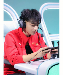 黄子韬玩什么游戏，揭秘明星游戏日常，展现真实生活趣味