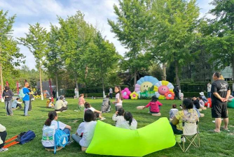 草坪上玩什么游戏，亲子互动，朋友聚会